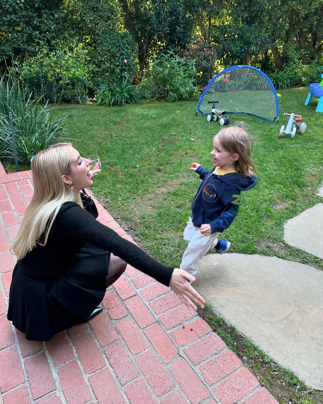 "Пока мама не успела рассказать": Эмма Робертс выходит замуж (фото)